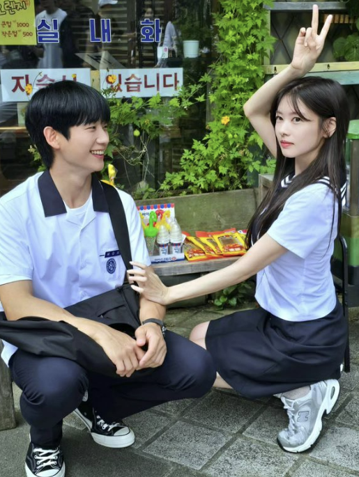 이러니까 열애설 나오지…정해인-정소민 '엄친아' 종영 후 훈훈한 교복 투샷 공개 : 네이트 연예