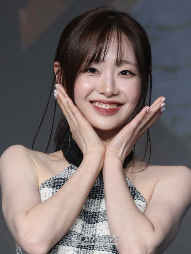 [포토] 츄, 누가 꽃이게요~ : 네이트 연예