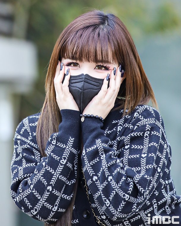 [포토] 박봄, 꽃받침 '봄이 왔어요~' : 네이트 뉴스