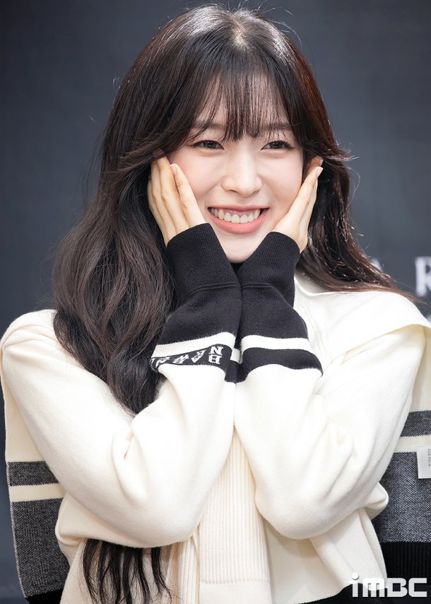 [포토] 아린, OMG 하트 : 네이트 뉴스