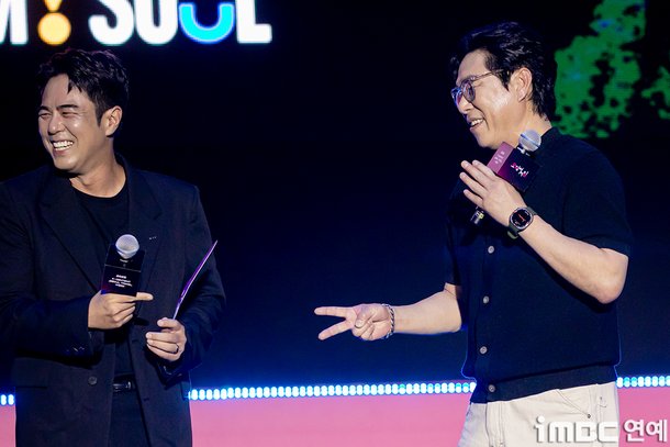 [포토] 전석호 김법래, '하나빼기' 딱지맨 보고있나 : 네이트 뉴스