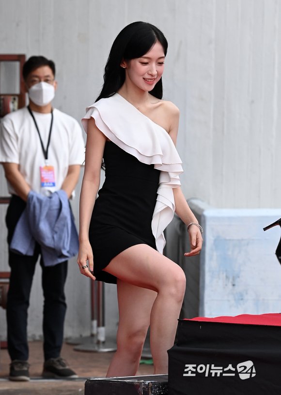 [포토]미소와 함께 입장하는 아린 : 네이트 연예