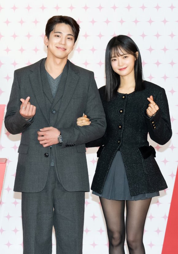 [포토]'성스러운 아이돌' 김민규X고보결, 두근두근 하트 | 아이돌24시 : 네이트 연예