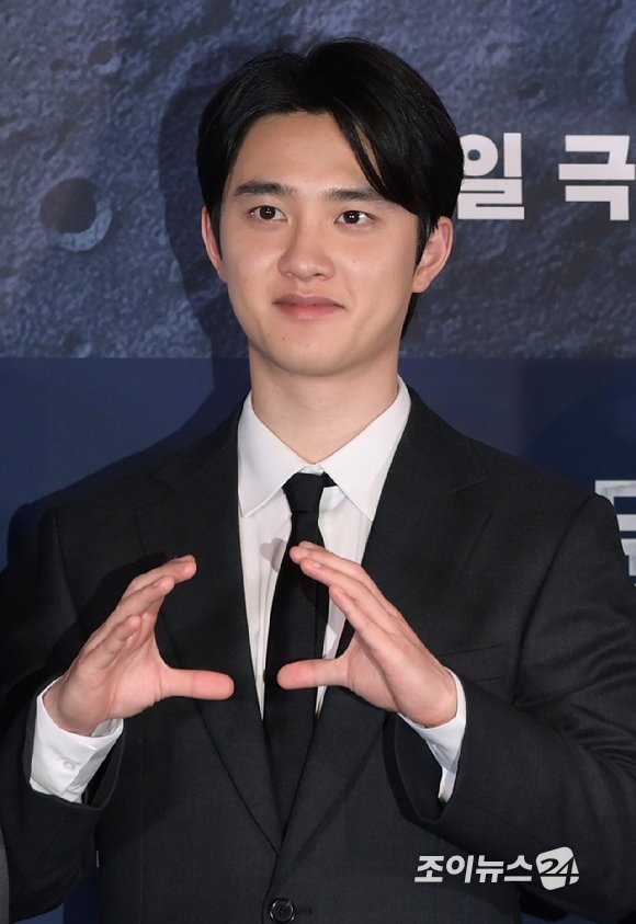 [포토]'더 문' 도경수, 보름달처럼 빛나는 얼굴 : 네이트 연예