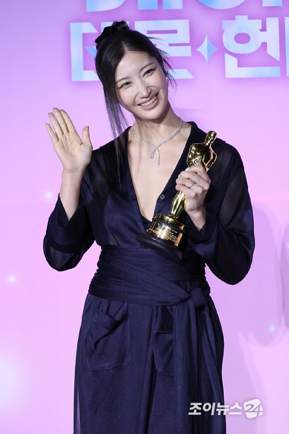 [포토] 이재 '오스카 트로피에 키스' : 네이트 연예