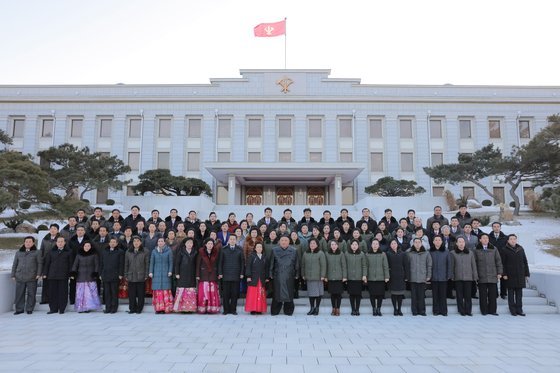 김정은, 신임 당 구성원과 기념촬영하며 격려…