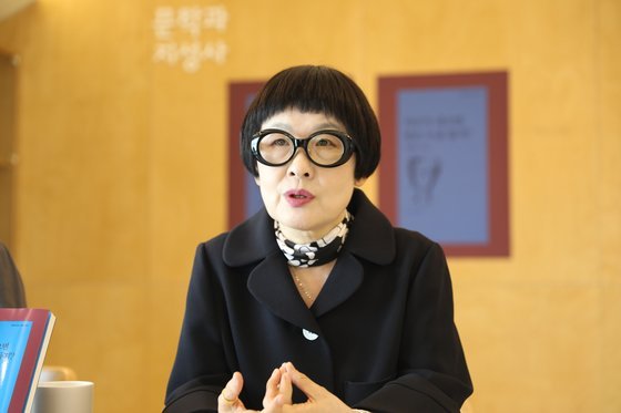 K팝·K소설만 있나…한국 시집 22년간 286종 해외 번역 : 네이트 뉴스