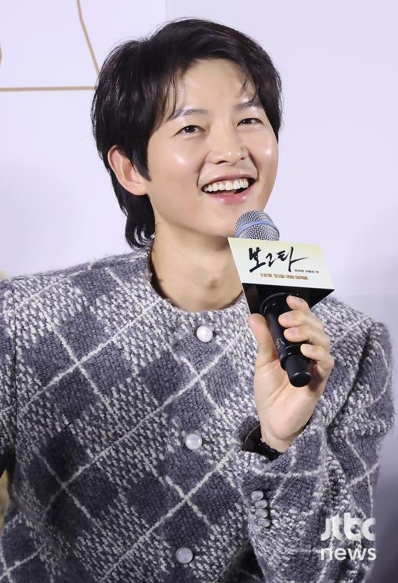 송중기 보고타 영화 홍보 행사에서 미소 짓는 모습