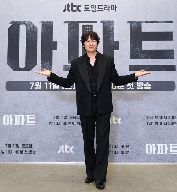  '아파트' 지성·하윤경·문소리, 가짜 가족이 그리는 '생활 밀착 휴먼 드라마' (종합) : 네이트 뉴스 Bildidee 