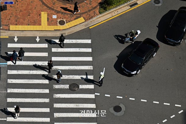 '우회전 일시정지'에 출퇴근길 차량 정체 심화…