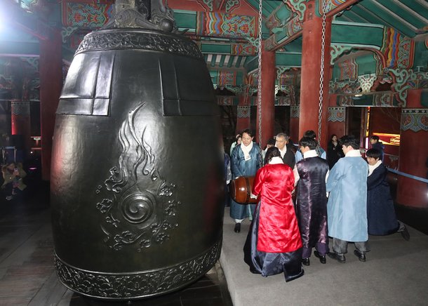 제야의 종 행사, 시민 1만5000명 손목 LED 불빛 속 열린다 : 네이트 뉴스