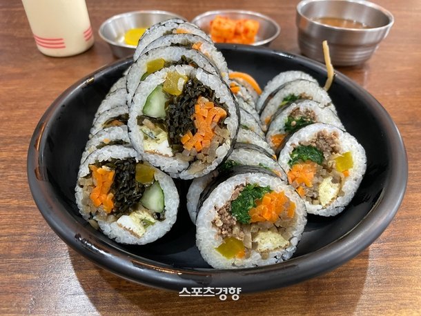 똑바로 먹어도 뒤집어 먹어도 맛있는 '김밥 맛집'[편식쟁이 주바리의 내돈내먹 찐리뷰] : 네이트 뉴스
