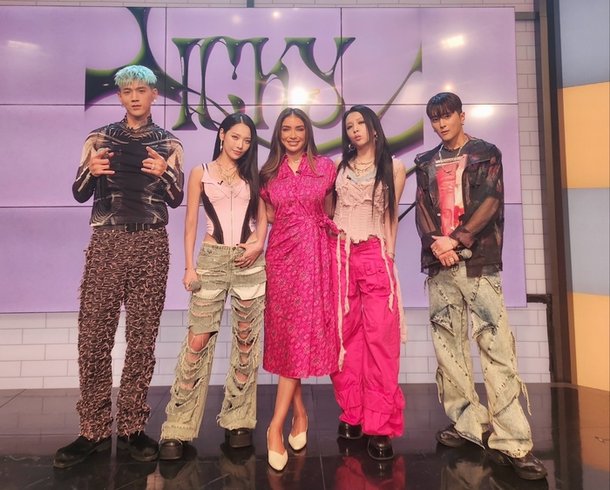 카드(KARD), 美 FOX TV '굿데이 뉴욕' 떴다 : 네이트 연예