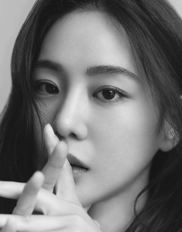 배우 한지은, 새 프로필 '독보적인 아우라'[화보] : 네이트 연예