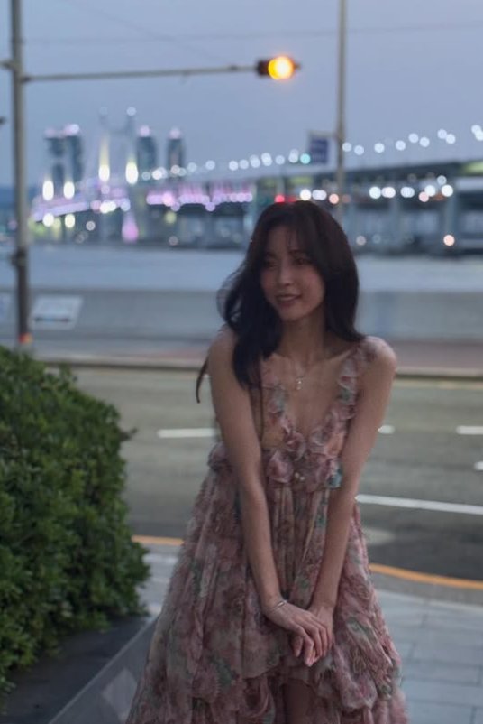 소속사 떠난 아린, 첫 근황 공개…성숙美 물씬[SNS는 지금] : 네이트 연예