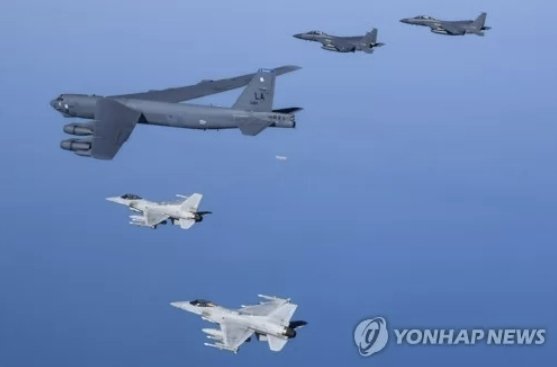 한달만에 또 온 美 전략폭격기 B-52H…한국 F-35와 연합훈련 : 네이트 뉴스