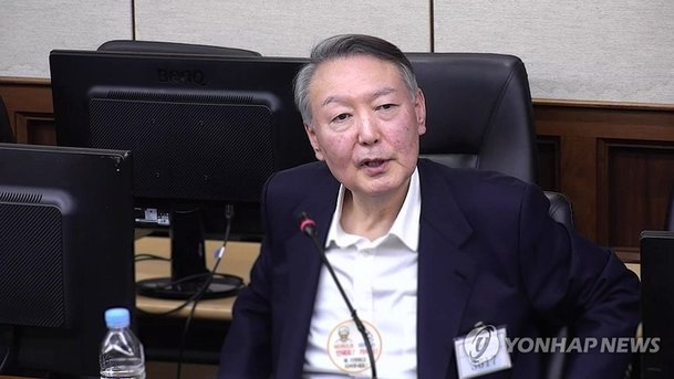 윤 전 대통령, 재판서 '단전·단수' 질문에 헛웃음…
