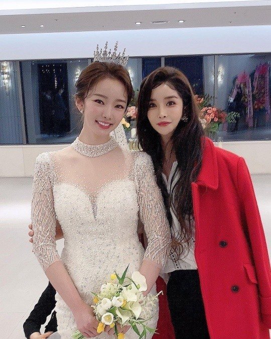 하리수, 배슬기 결혼식 참석 인증샷…새 신부와 '찰칵' : 네이트 연예