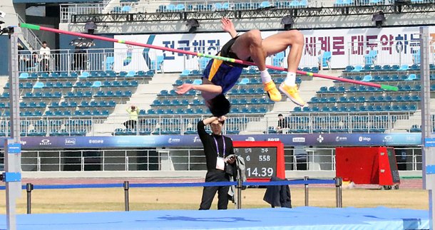 비 때문에 미끌…'높이 뛰기' 우상혁, 대만 대회서 '부진' : 네이트 스포츠