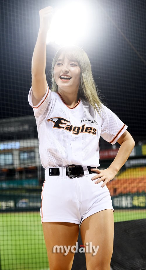 [MD화보] '한화 아이유답네'…치어리더 이하은, 후광 비치는 미모 : 네이트 스포츠