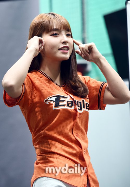 [MD화보] 웃으니 도플갱어…'한화 아이유' 치어리더 이하은, 발랄 포즈 : 네이트 스포츠