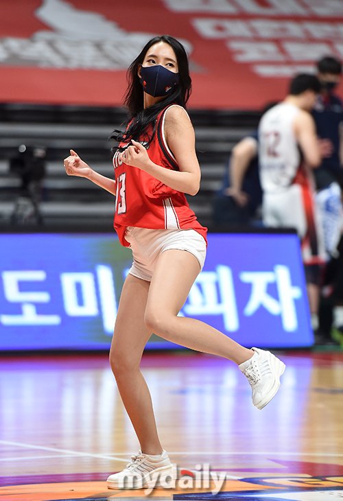 [Md포토] 치어리더 이나경 '한 발 올리고 포인트' : 네이트 스포츠