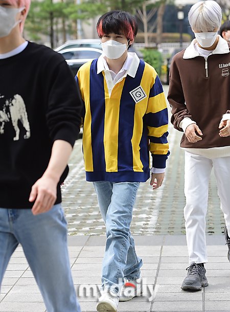 [MD포토] NCT 천러 '패션도 발걸음도 가볍게' : 네이트 연예
