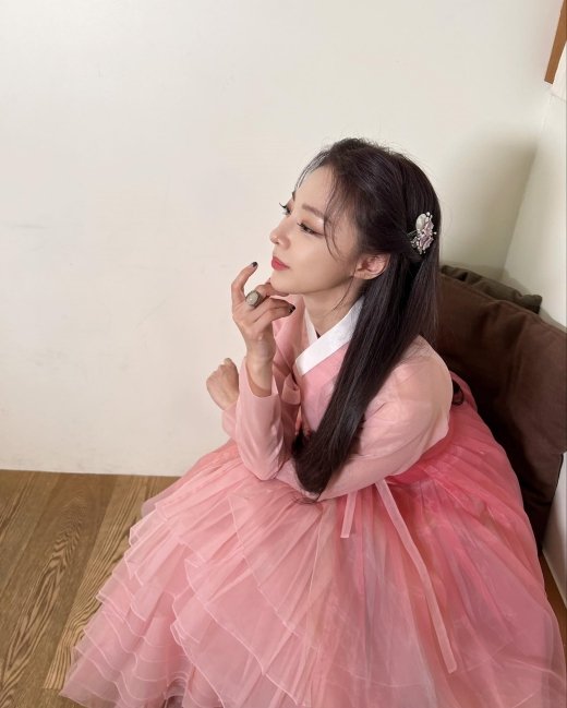 브레이브걸스 은지, 선녀가 따로 없는 한복 자태…곱다 고와 : 네이트 연예