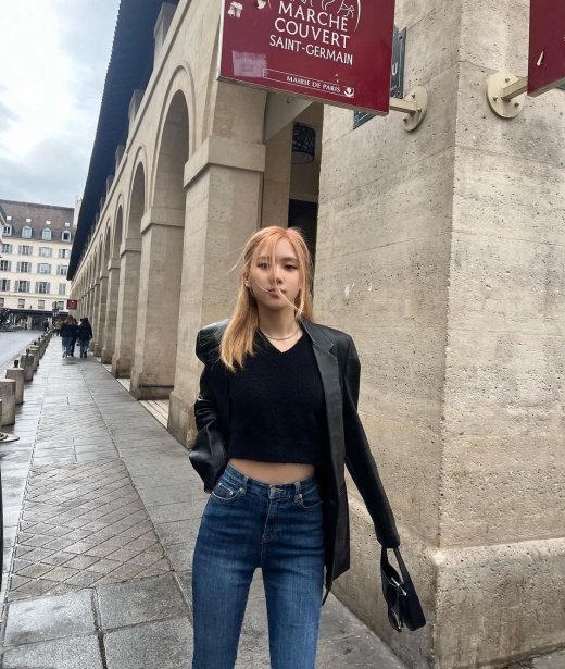 로제, 파리에서 '핫'한 슬렌더 몸매…파리지앵 다 됐네? : 네이트 연예