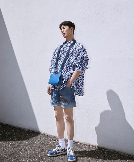 이재욱, 벌써 여름이 왔나?…올블루로 쿨한 매력 뿜뿜 | 네이트 연예