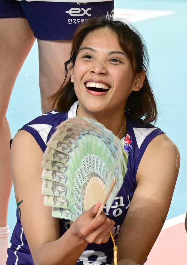 &amp;quot;이런 선물은 처음 봐요&amp;quot;, 모두 깜짝 놀란 태국 팬의 선물…&amp;#39;도대체 뭐길래&amp;#39; [유진형의 현장 1mm] : 네이트 스포츠