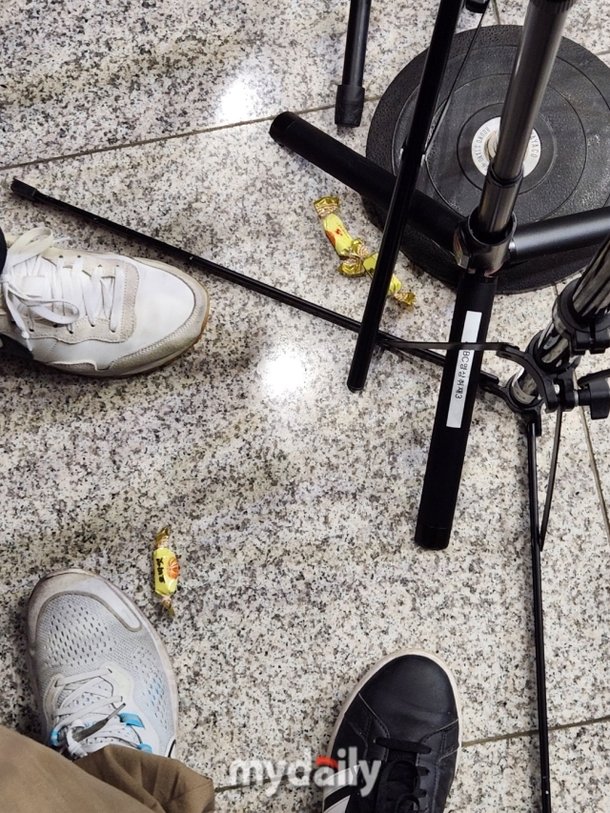 [MD현장]&amp;quot;클린스만, 이게 축구야!&amp;quot;…韓 축구 또 다시 &amp;#39;엿 투척 사태&amp;#39;, &amp;quot;클린스만 미국으로 꺼져!&amp;quot; 분노한 팬들 목소리 ...