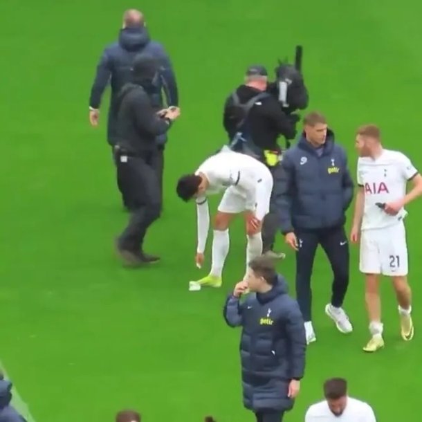 &amp;quot;SON SHINE! 쏘니를 품기에는 EPL이 너무 작다&amp;quot; 무슨 일?…경기 후 쓰레기 줍는 모습 포착→축구계에서 미워하는 사람 ...