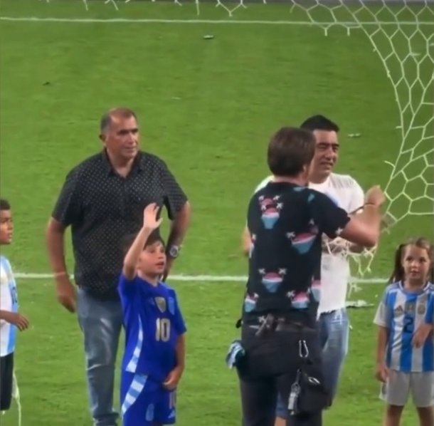 "아주라! 아주라!"…아이에게 주니 아르헨 팬들 환호와 박수→알고 보니 '특별한 아이'였다… : 네이트 스포츠 "아주라! 아주라!"…아이에게 주니 아르헨 팬들 환호와 박수→알고 보니 '특별한 아이'였다… : 네이트 스포츠