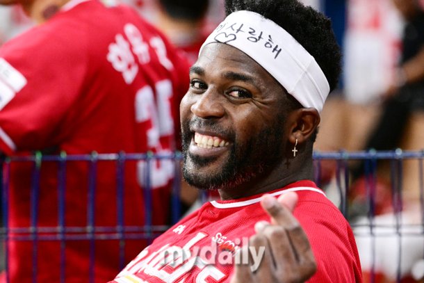 &amp;quot;다~많이 사랑해&amp;quot; 복덩이 타격 1위 외인의 한글사랑…벤치 아닌 영역 침범(?) 팬 서비스 [곽경훈의 현장] : 네이트 스포츠