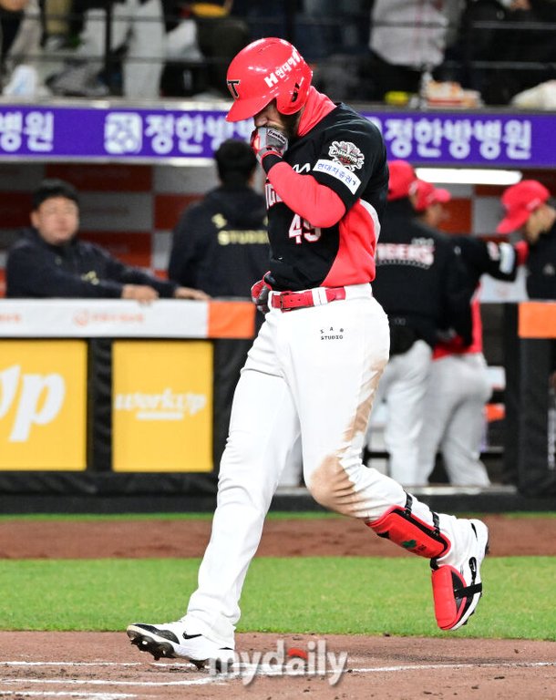 [MD포토] 위즈덤 '홈런치고 홈 밟다' : 네이트 스포츠