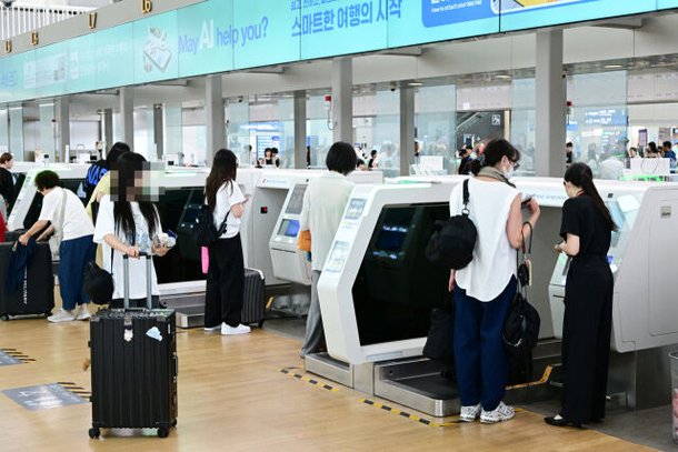 인천공항 항공편 안내 전광판과 체크인 구역