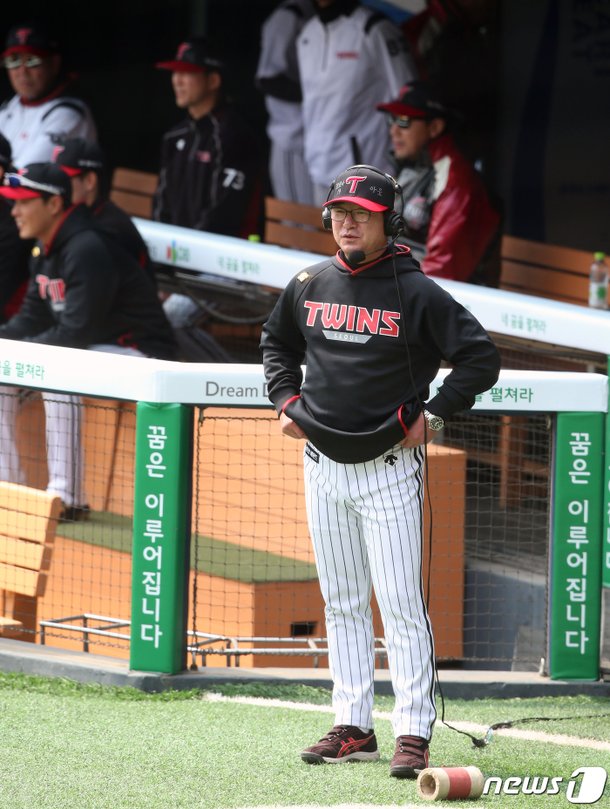 LG 류중일 감독, '경기 중 인터뷰' 스타트…10일 청백전서 시도 : 네이트 스포츠