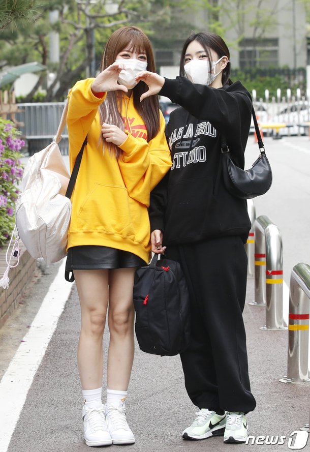 은지-유나, 하트와 함께하는 '브브걸'의 출근길 : 네이트 연예