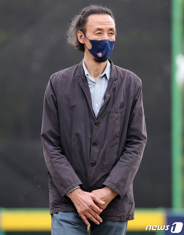 연예인야구리그 개막식 찾은 한기범 대표 : 네이트 연예