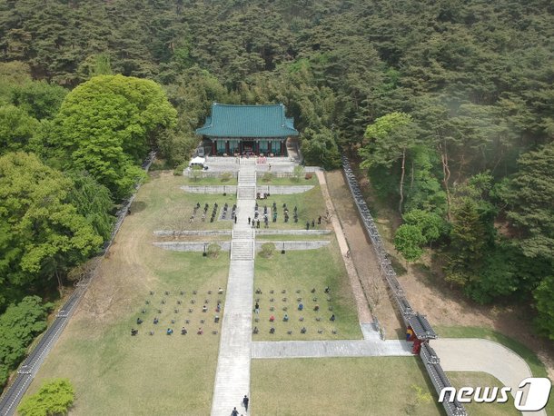 거리두기 속 이순신 장군 탄신 제476주년 기념행사 : 네이트 뉴스