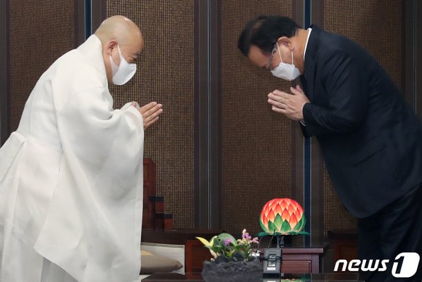 김부겸 총리 '합장 인사' : 네이트 뉴스