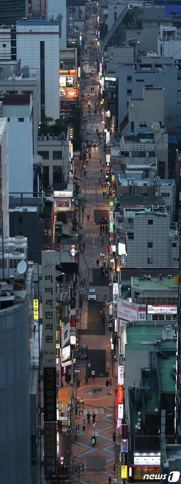 사회적 거리두기 4단계 시작, 한산한 밤 거리 : 네이트 뉴스