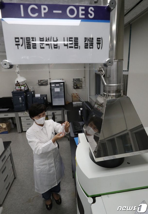 영·유아 대상 과자류 나트륨 함량 분석하는 서울시보건환경연구원 관계자 : 네이트 뉴스 영·유아 대상 과자류 나트륨 함량 분석하는 서울시보건환경연구원 관계자 : 네이트 뉴스