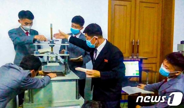 실험실습하는 김책공업종합대학 금속공학부 학생들 : 네이트 뉴스
