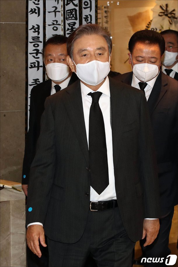 전두환 빈소 찾은 홍석현 회장 : 네이트 뉴스