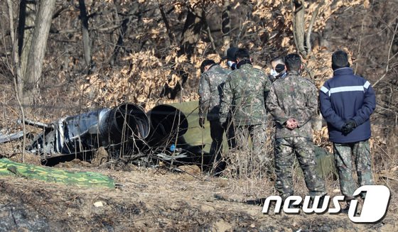 추락 사고 현장 둘러보는 군 관계자들 : 네이트 뉴스