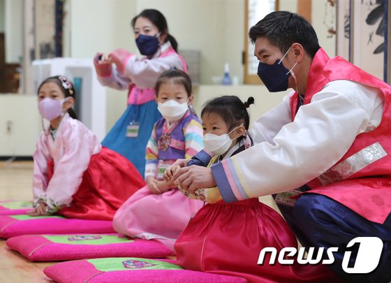세배 예법 배우는 어린이 : 네이트 뉴스