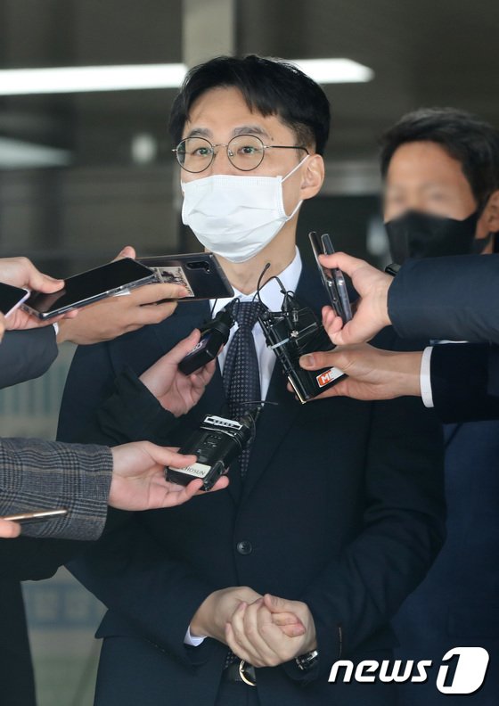 취재진의 질문에 답하는 박하영 차장검사 : 네이트 뉴스