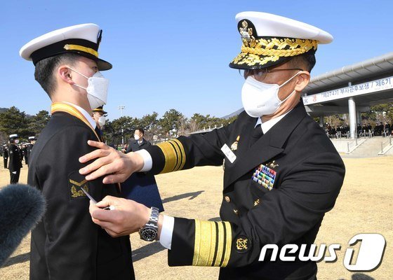 신임 하사 계급장 수여하는 해군교육사령관 : 네이트 뉴스